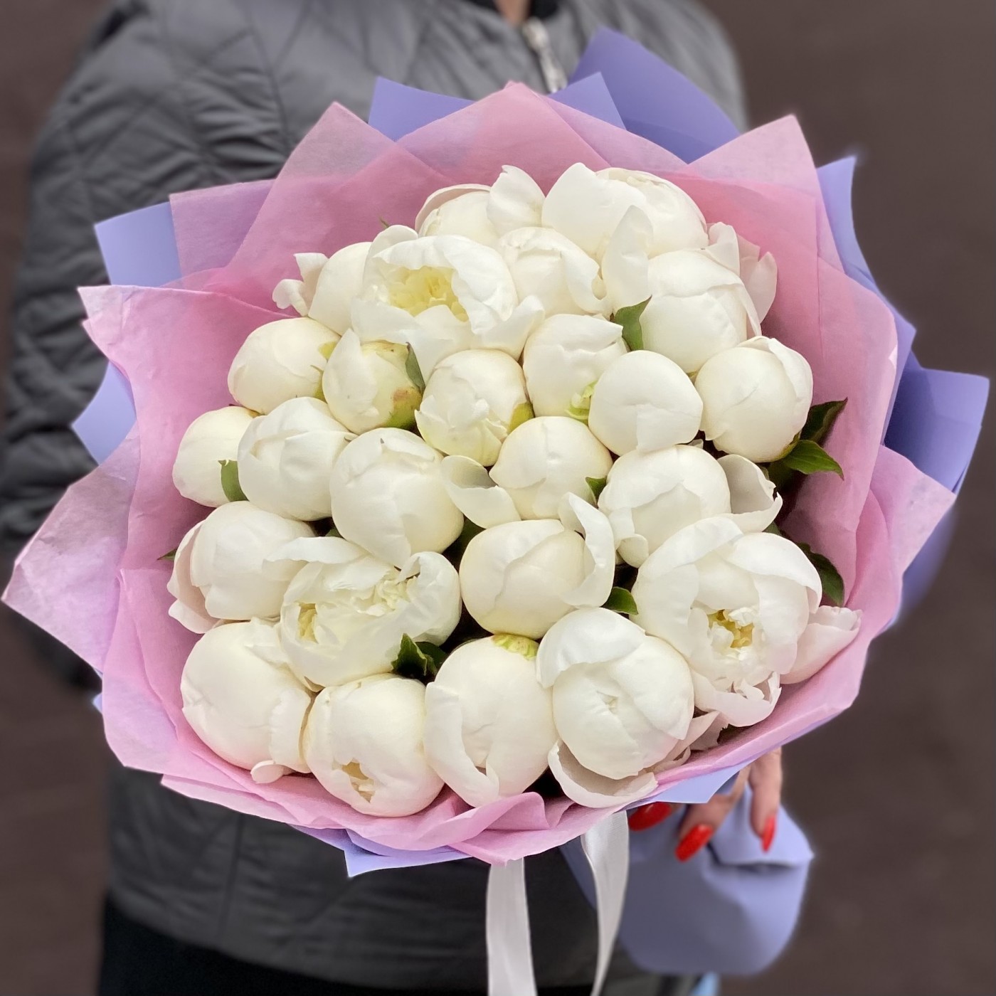 Букет из 25 белых пионов