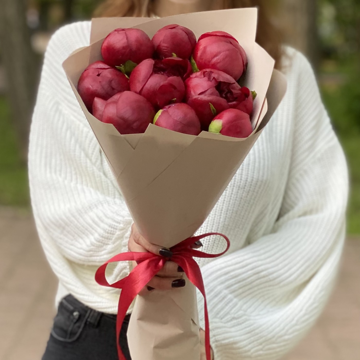 9 бордовых пионов