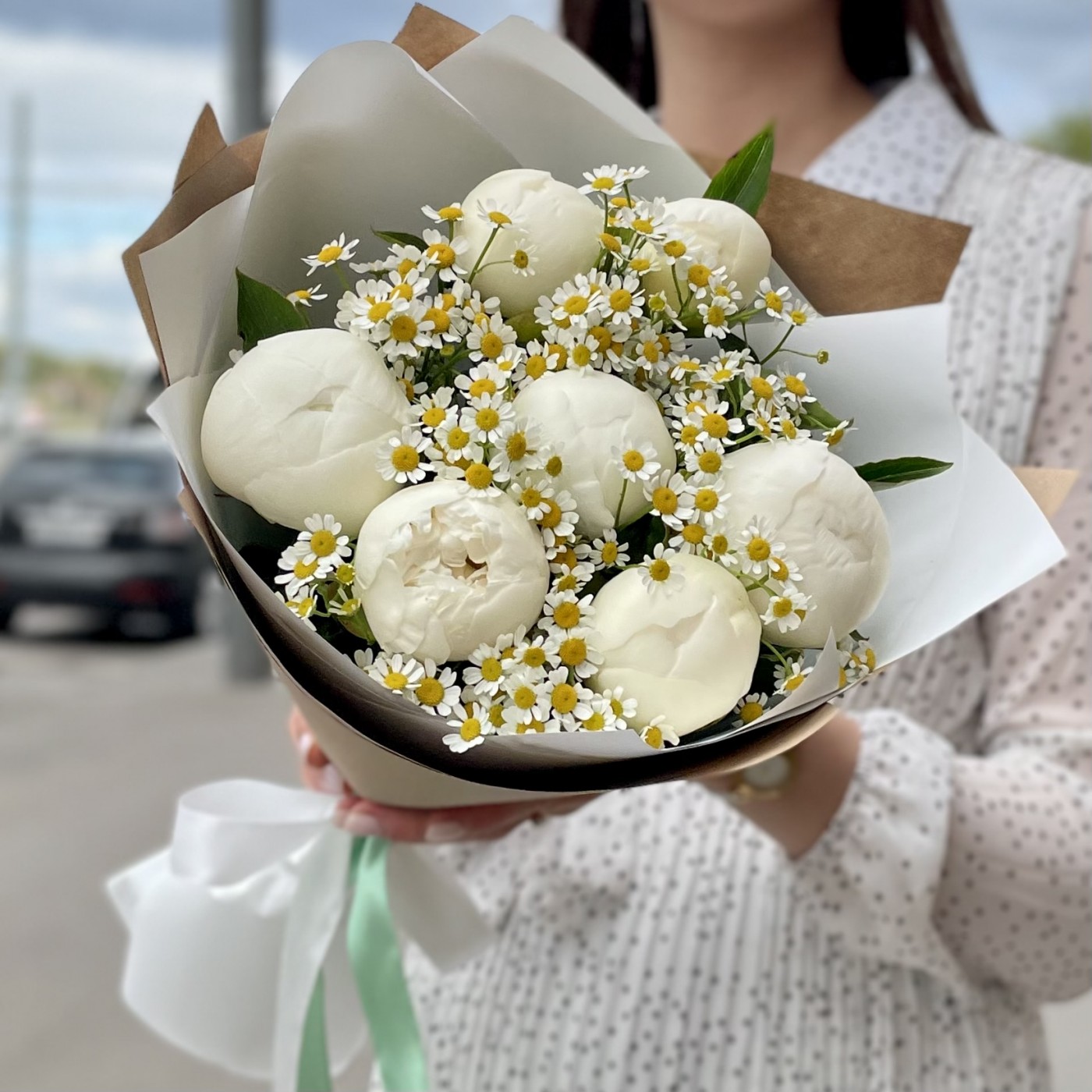 Букет белых пионов с ромашками