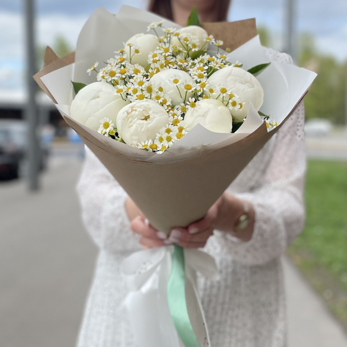 Букет белых пионов с ромашками