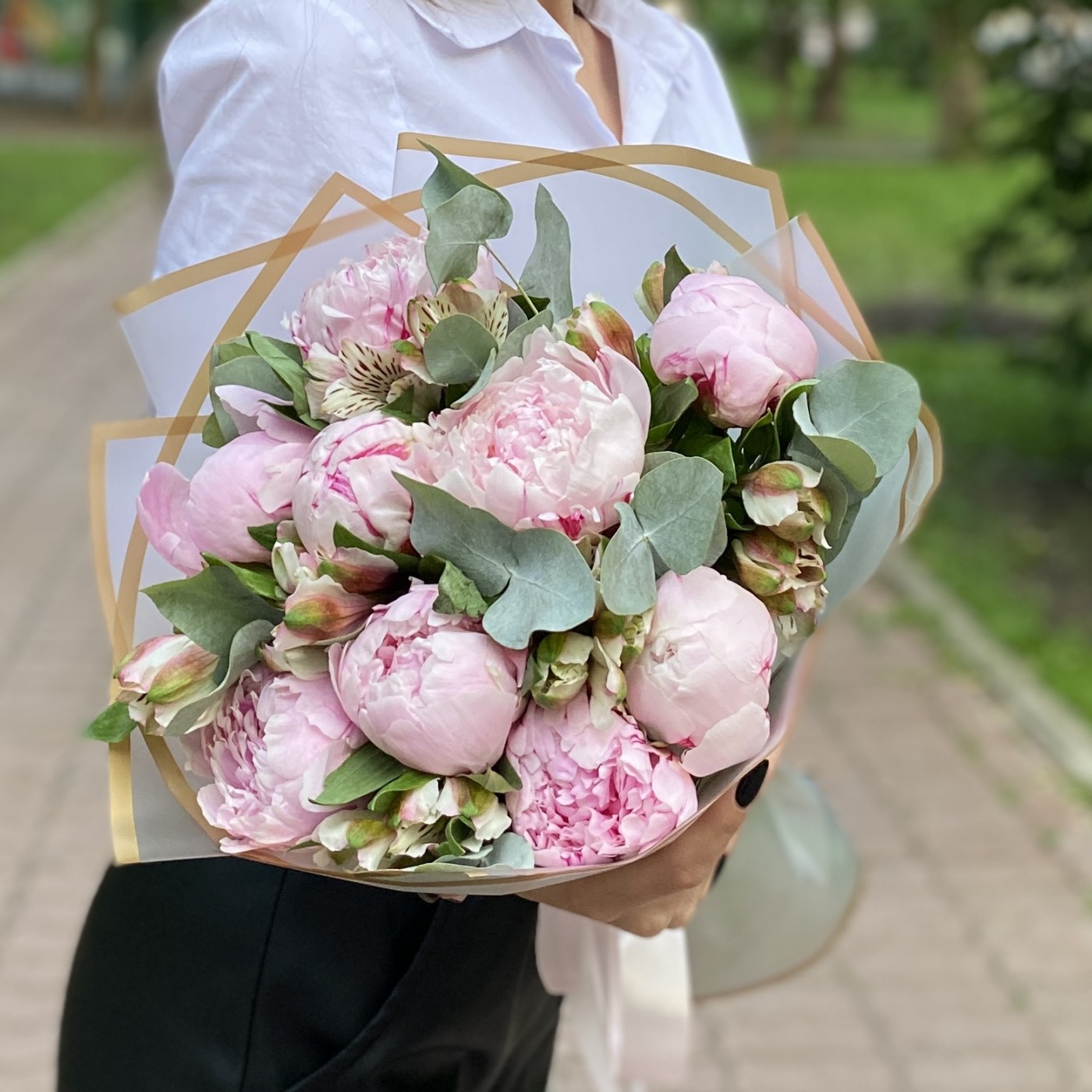 Букет из 9 пионов Сара Бернар с альстромерией