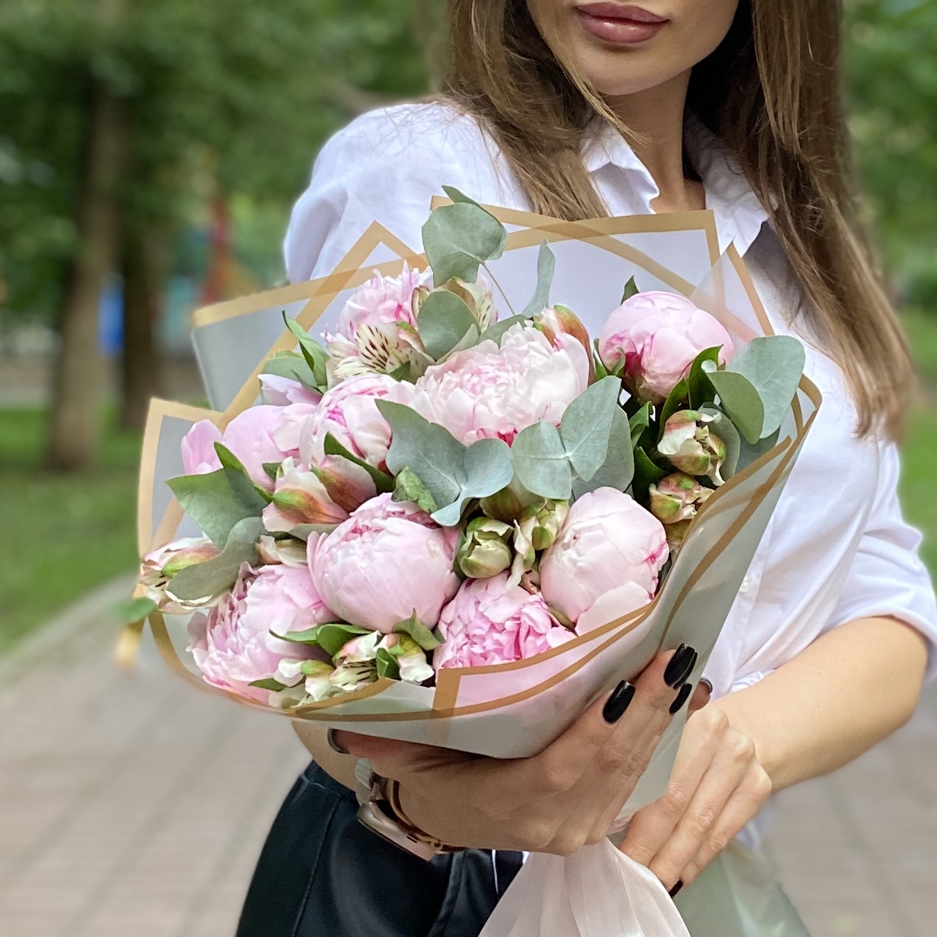 Букет из 9 пионов Сара Бернар с альстромерией