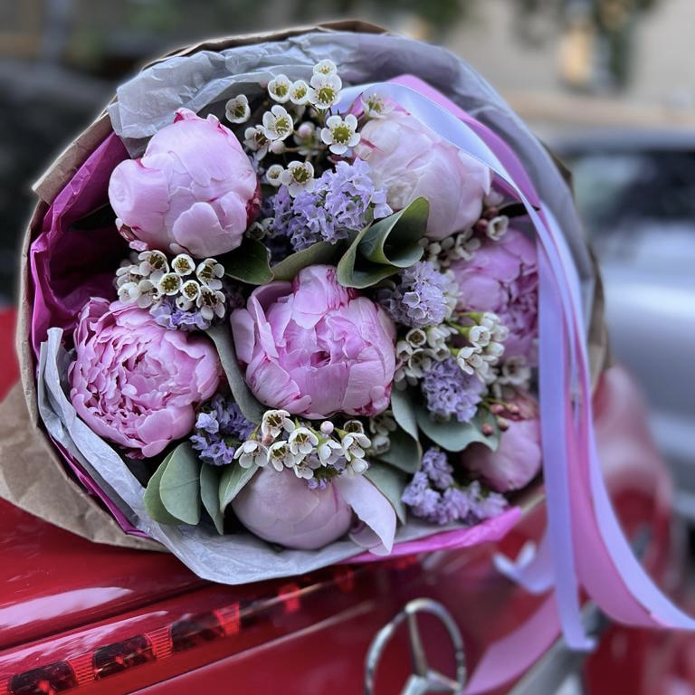 Букет из 7 пионов Сара Бернар с зеленью