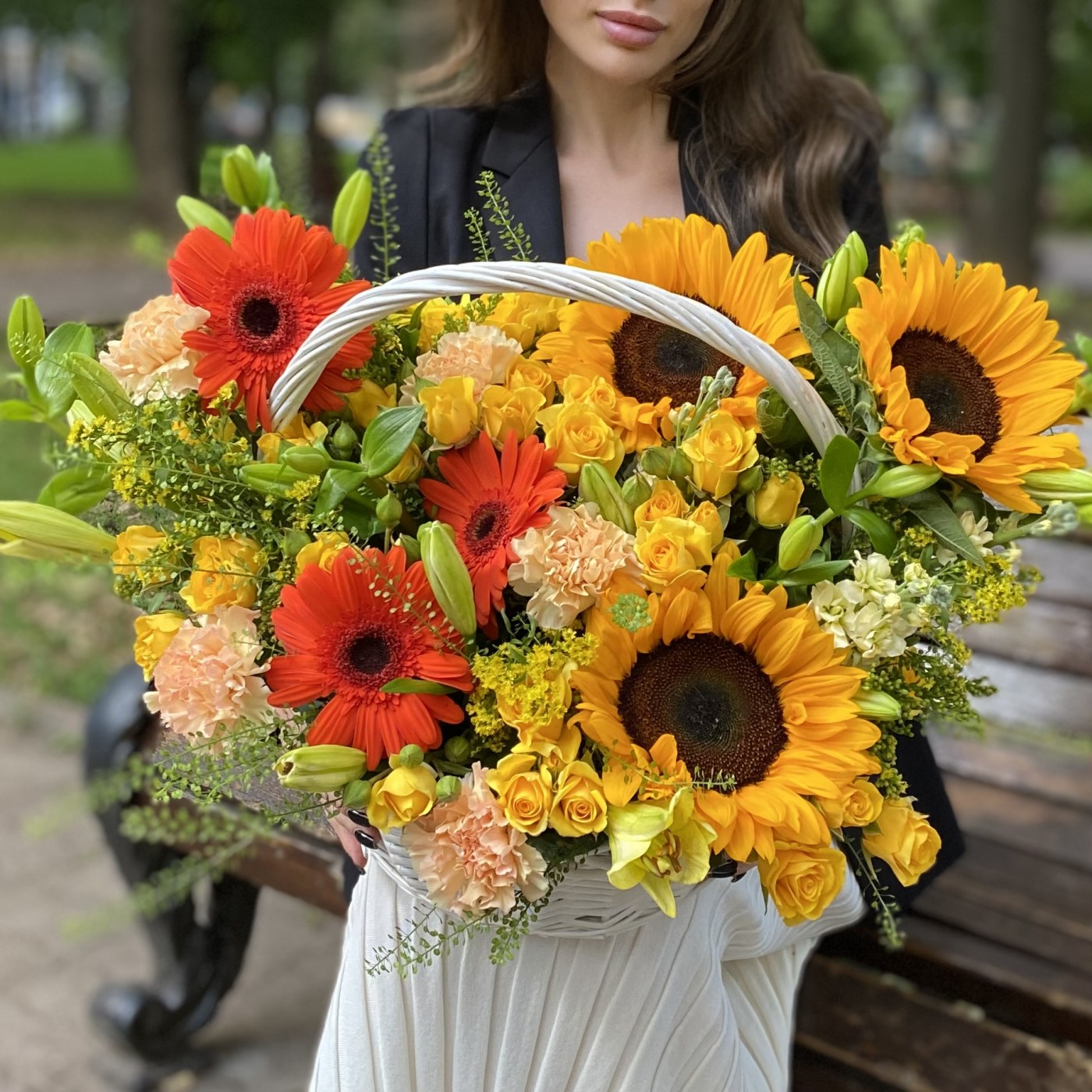 Композиция в корзине с подсолнухами Флорентина
