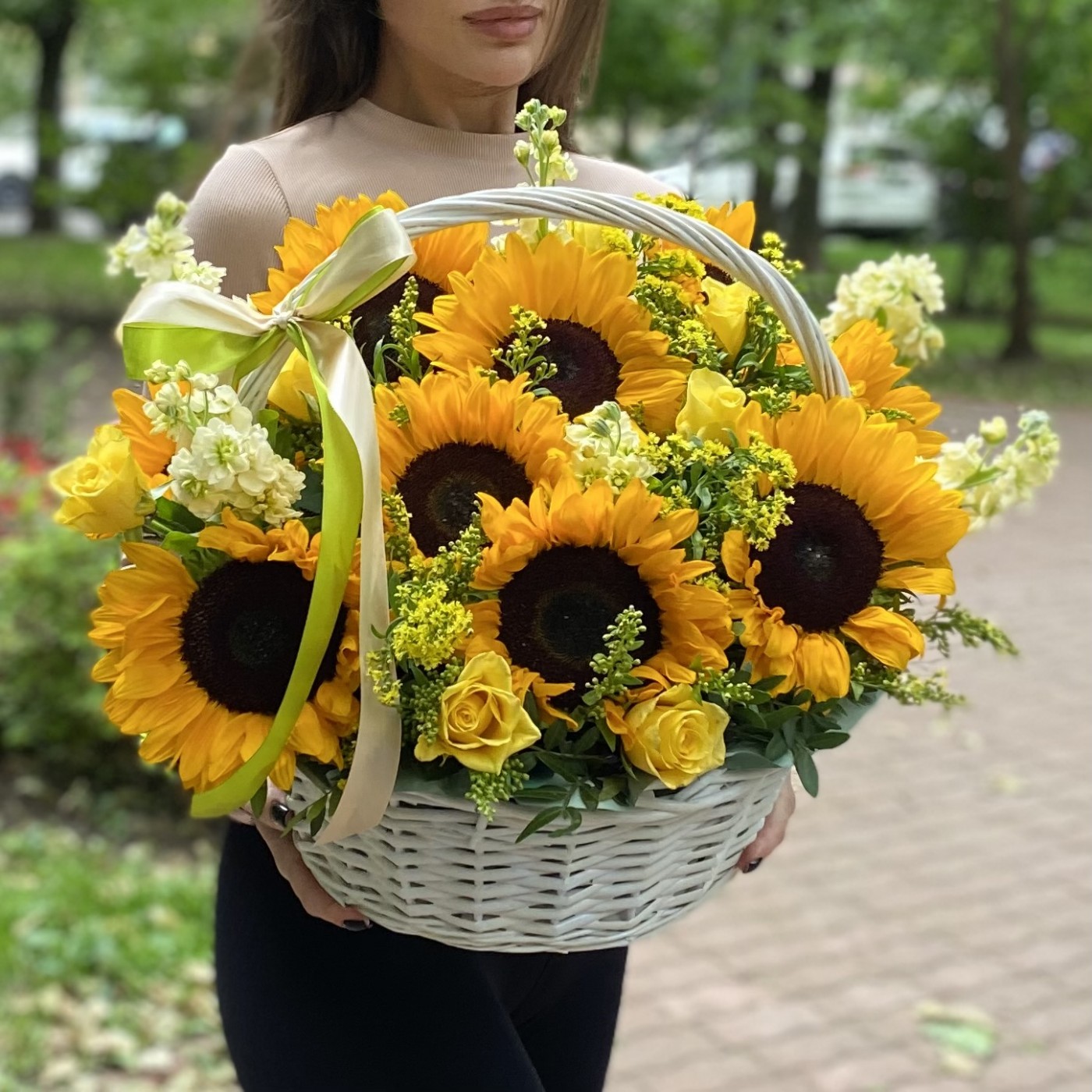 Подсолнухи в корзине