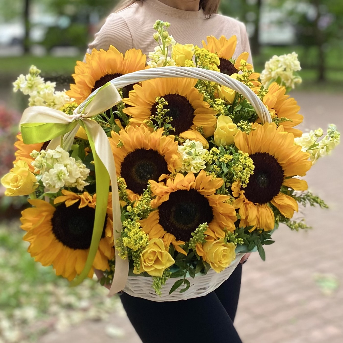 Подсолнухи в корзине