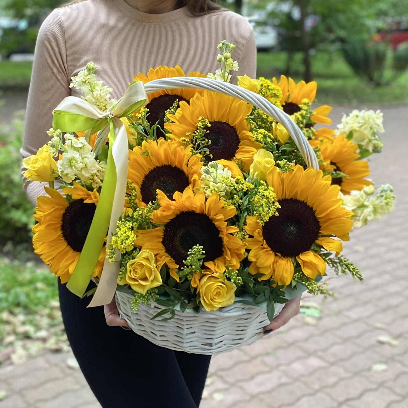 Подсолнухи в корзине