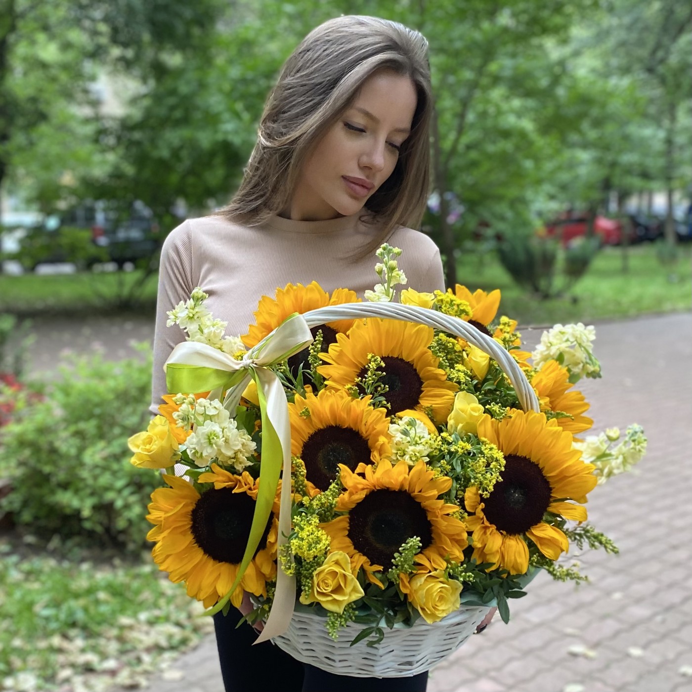 Подсолнухи в корзине