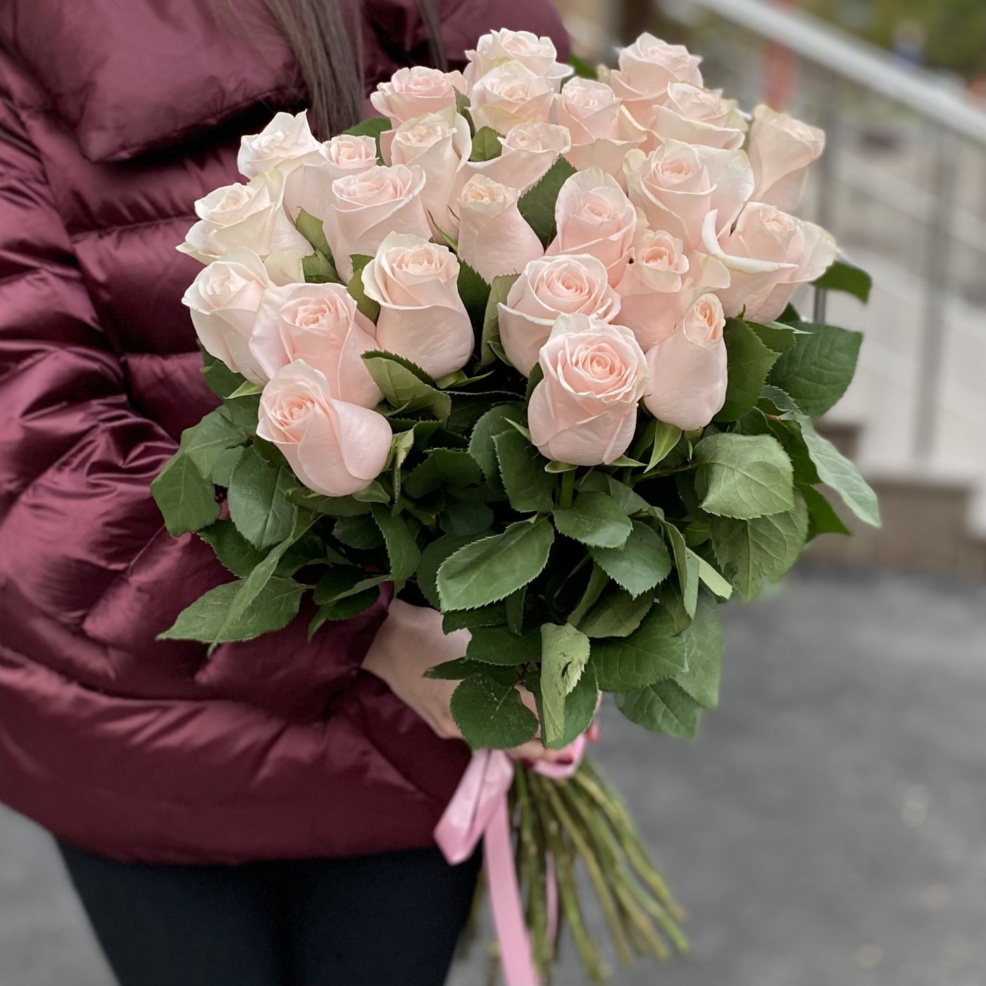 25 нежно-розовых роз Помароса
