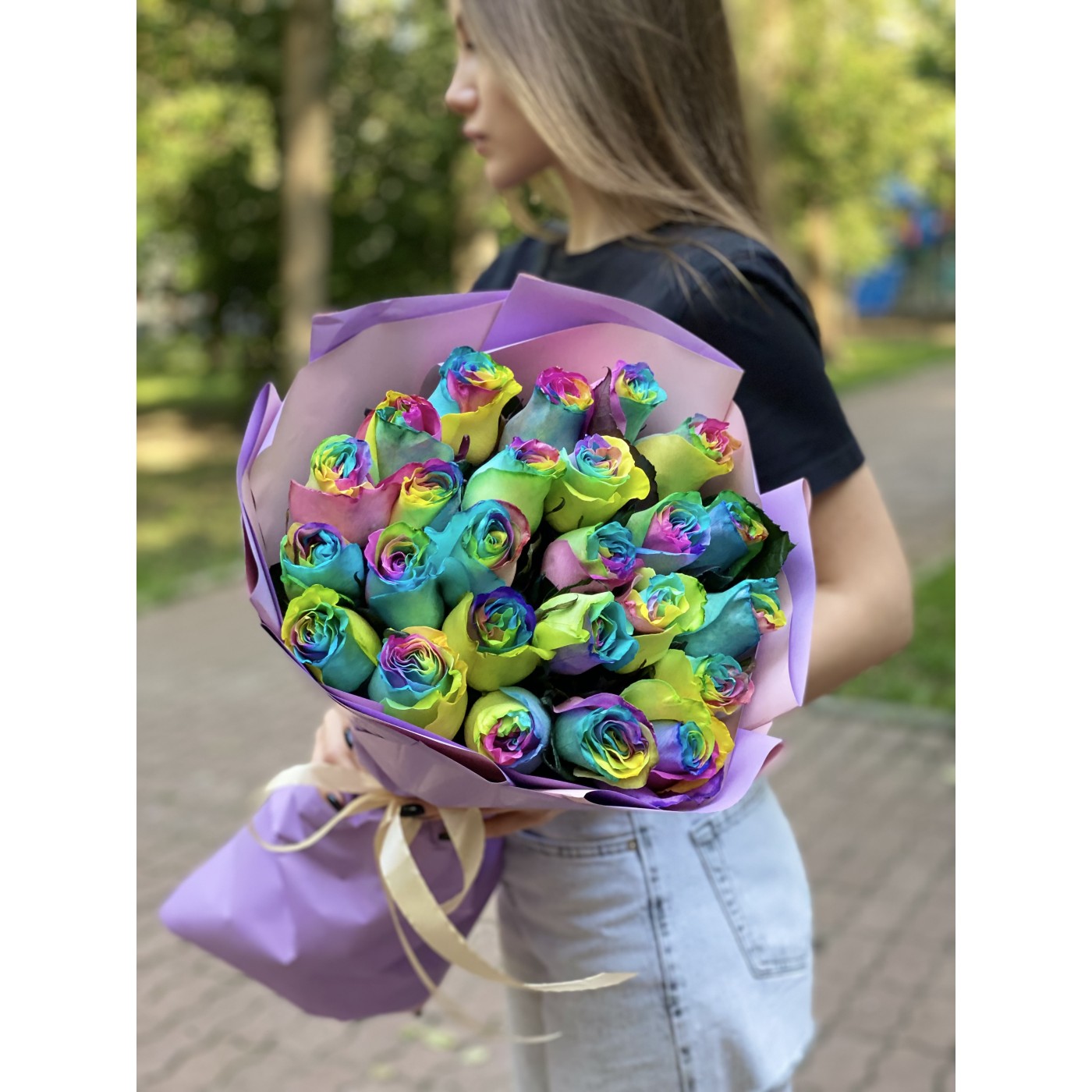 Букет из 25 радужных роз