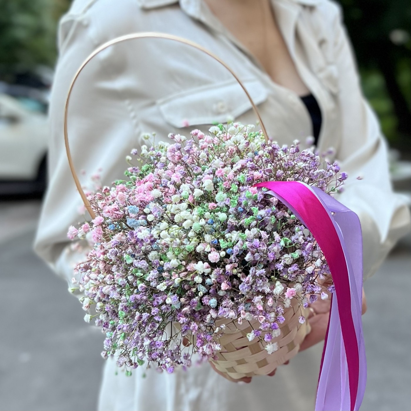 Радужная гипсофила в корзине