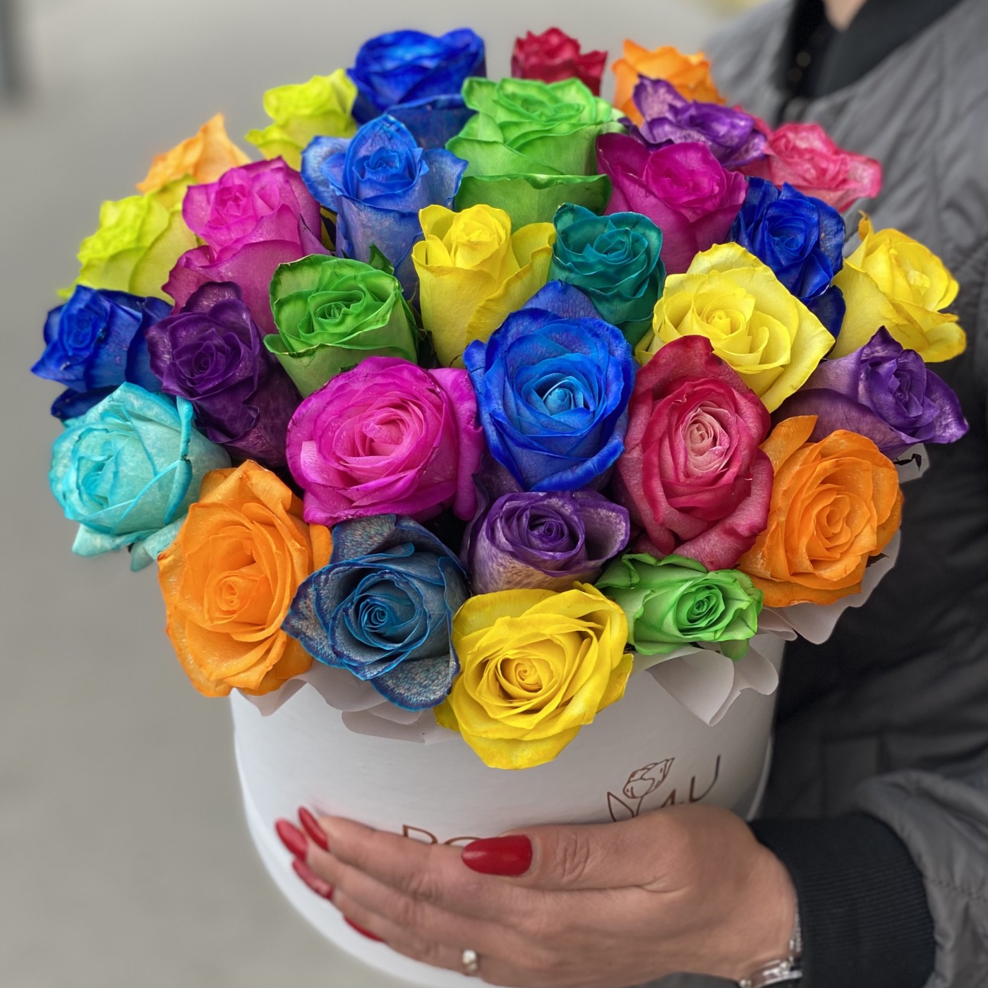 Радужные розы в шляпной коробке
