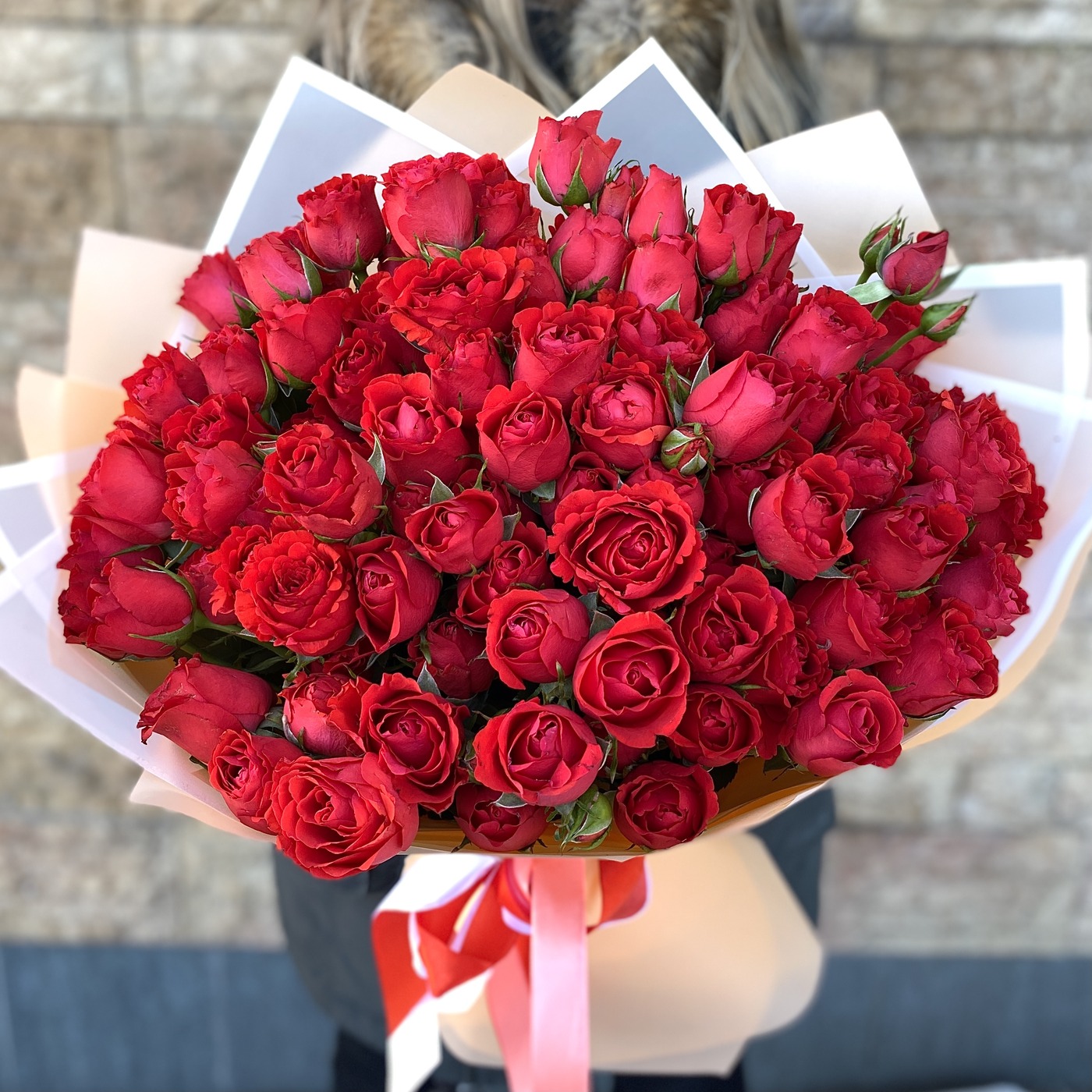 25 красных пионовидных роз