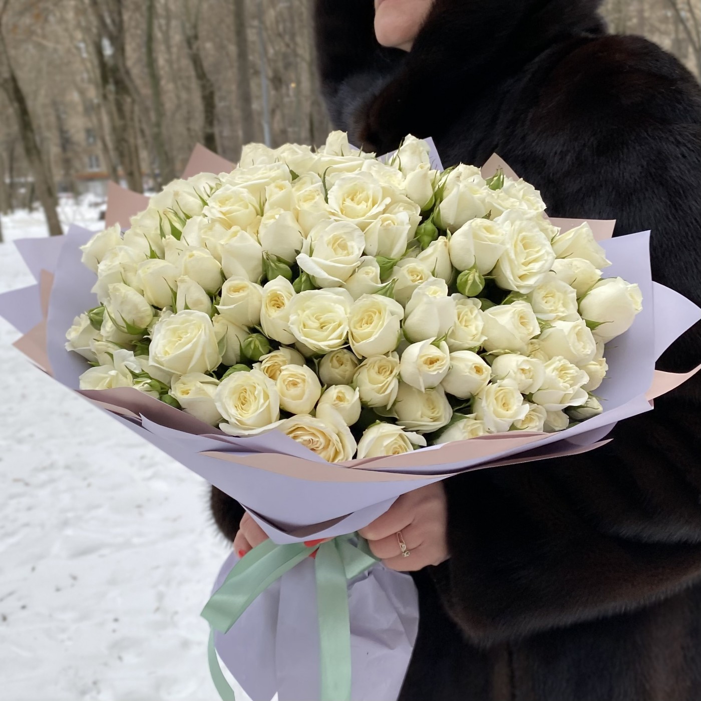 51 белая кустовая роза Сноу Бабл 40см