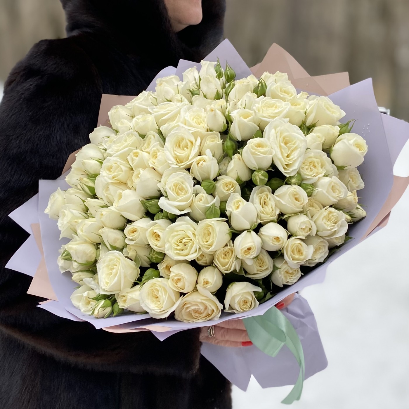 51 белая кустовая роза Сноу Бабл 40см