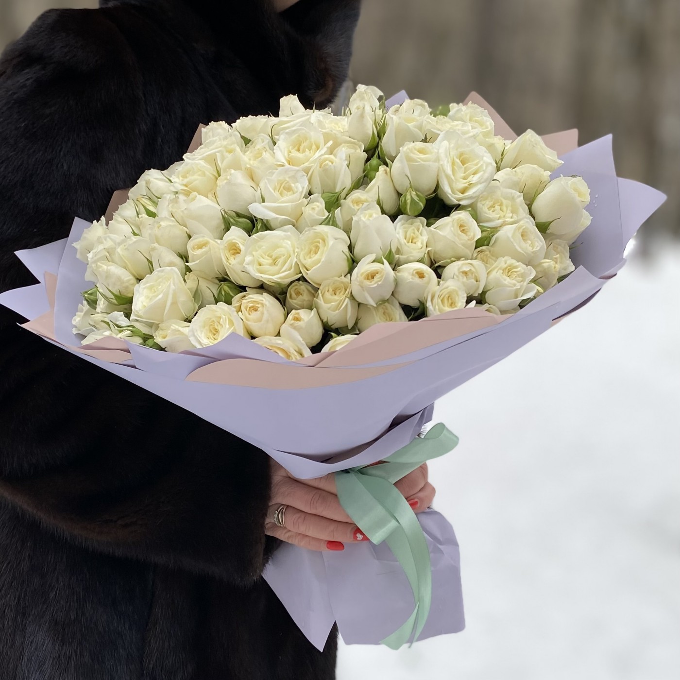 51 белая кустовая роза Сноу Бабл 40см