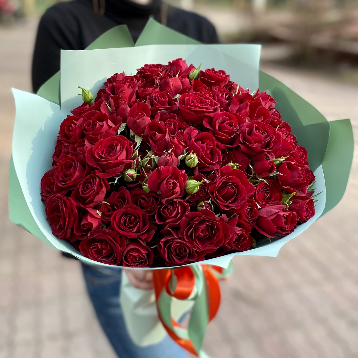 25 красных кустовых роз 40 см