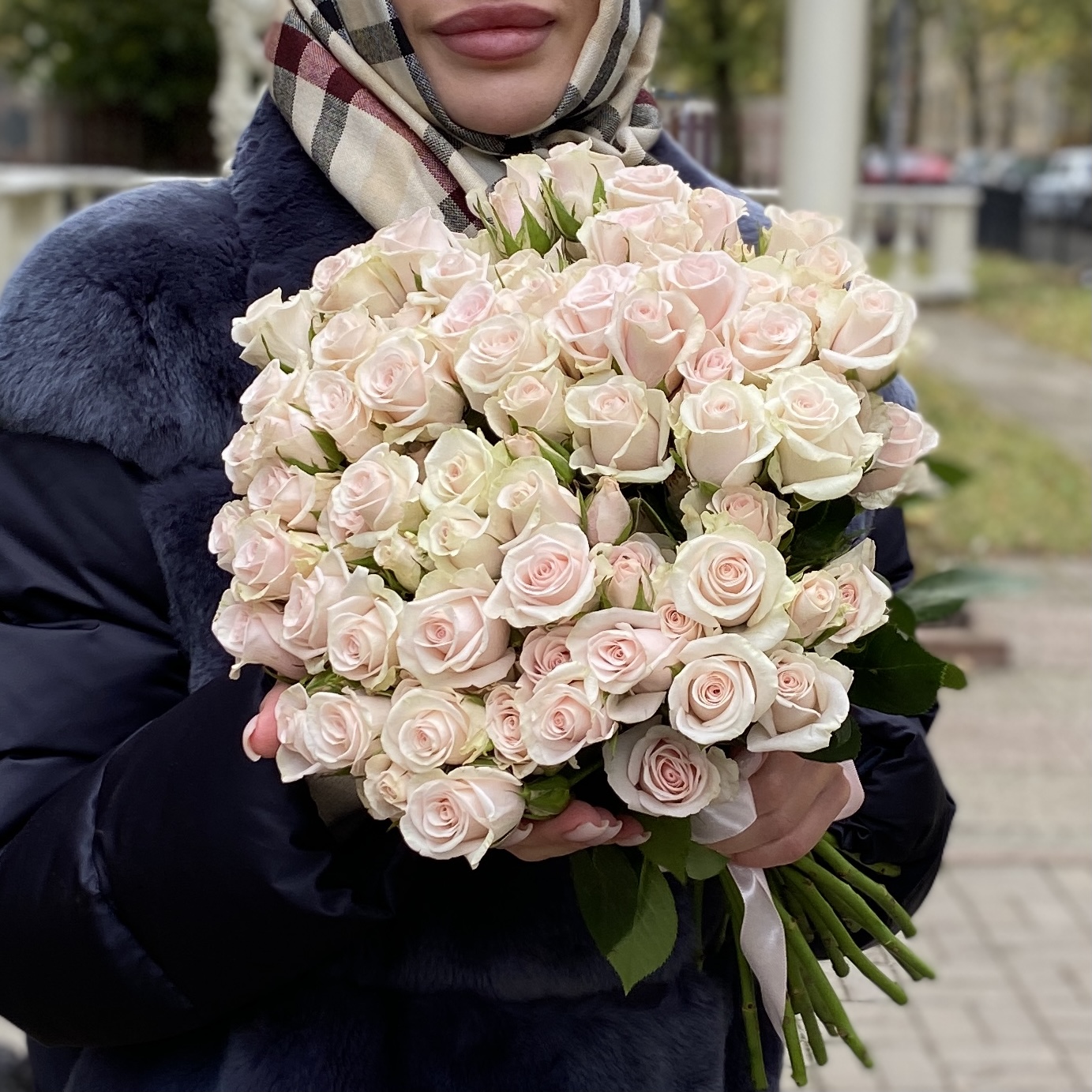 Кустовая роза Роял Порцелина 40 см