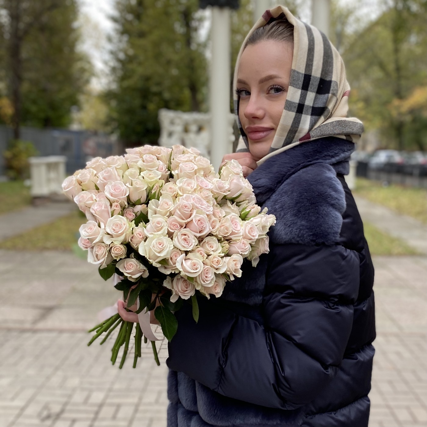 Кустовая роза Роял Порцелина 40 см