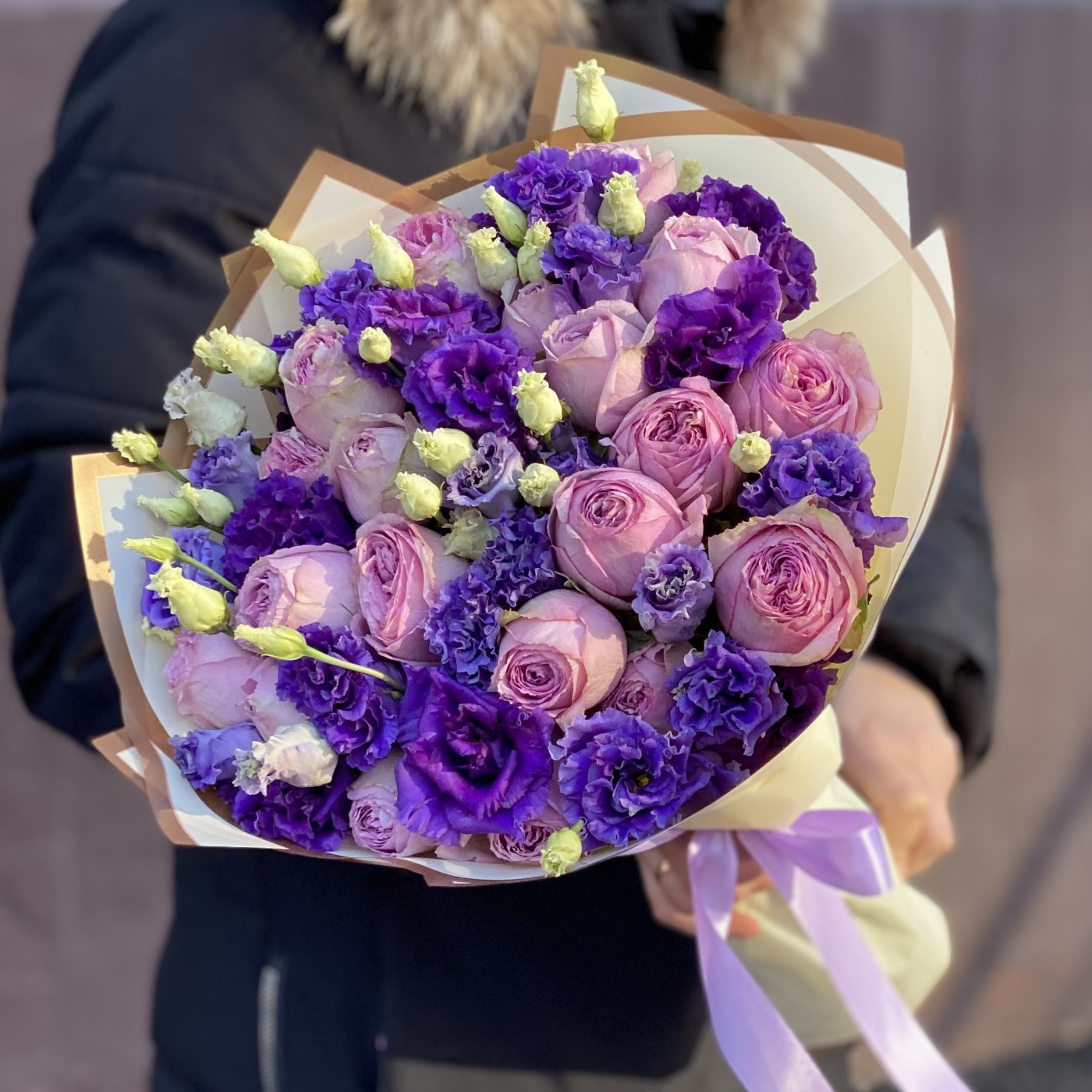 Букет пионовидных роз с фиолетовой эустомой