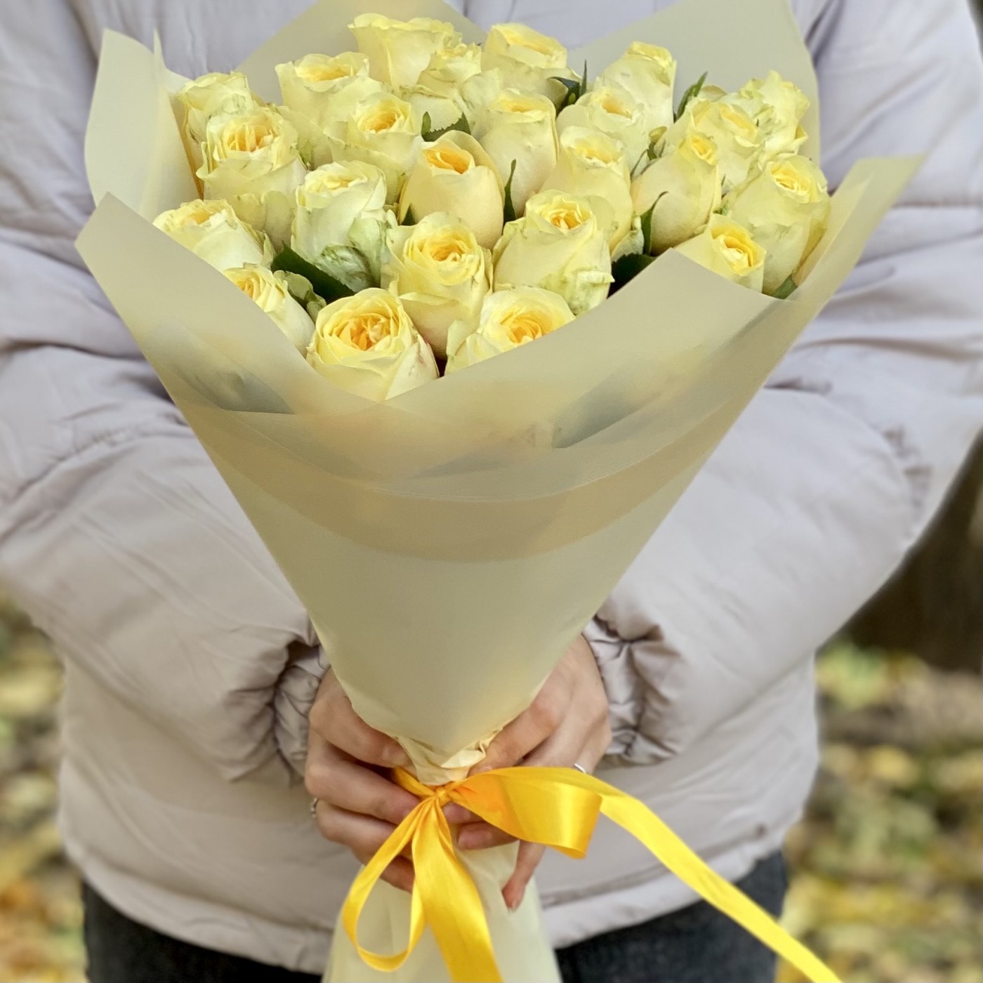 25 пионовидных роз Баттеркап 35 см