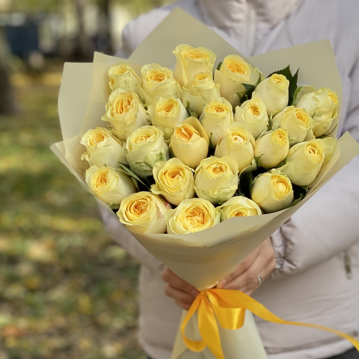 25 пионовидных роз Баттеркап 35 см