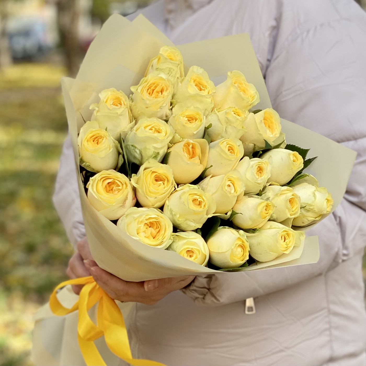 25 пионовидных роз Баттеркап 35 см
