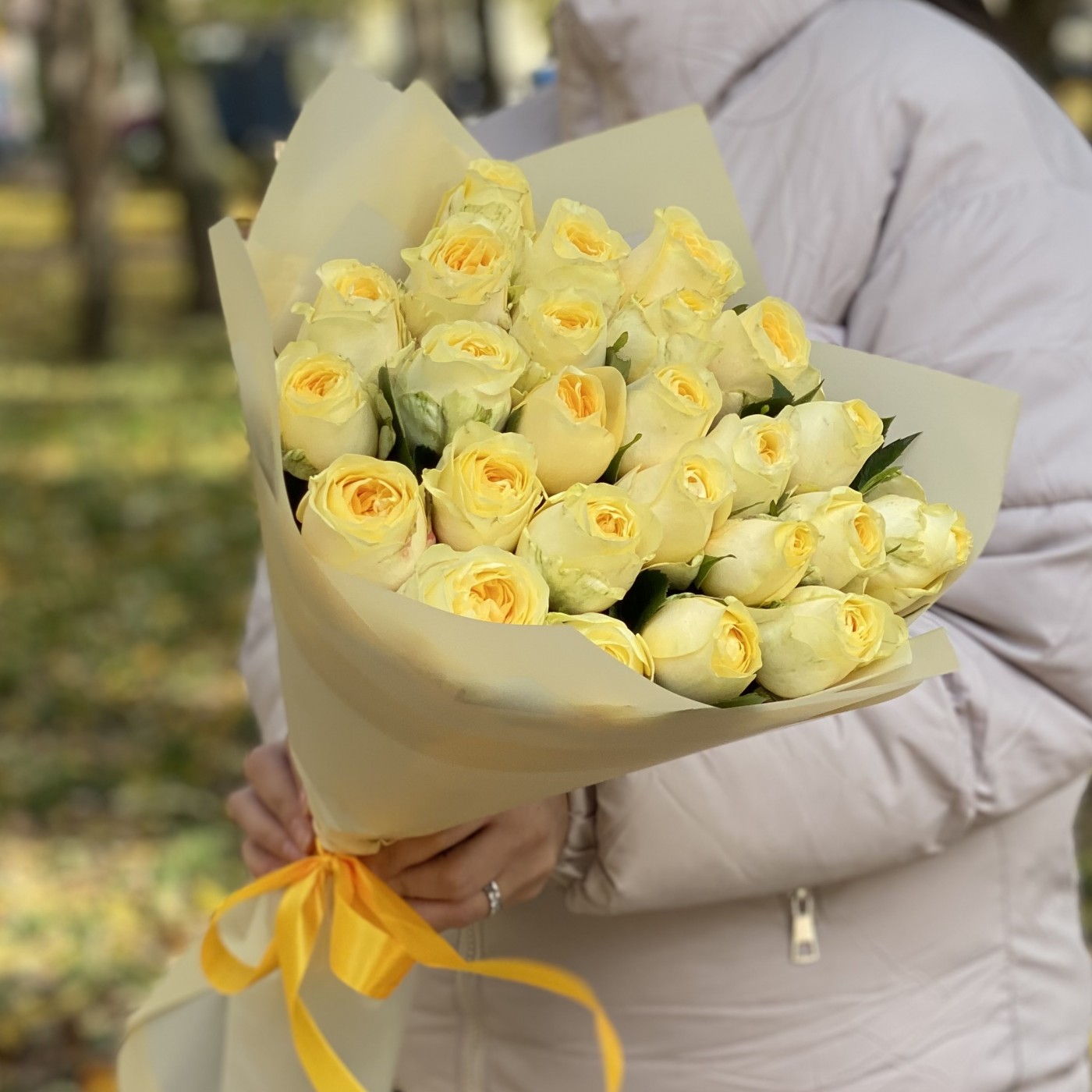 25 пионовидных роз Баттеркап 35 см