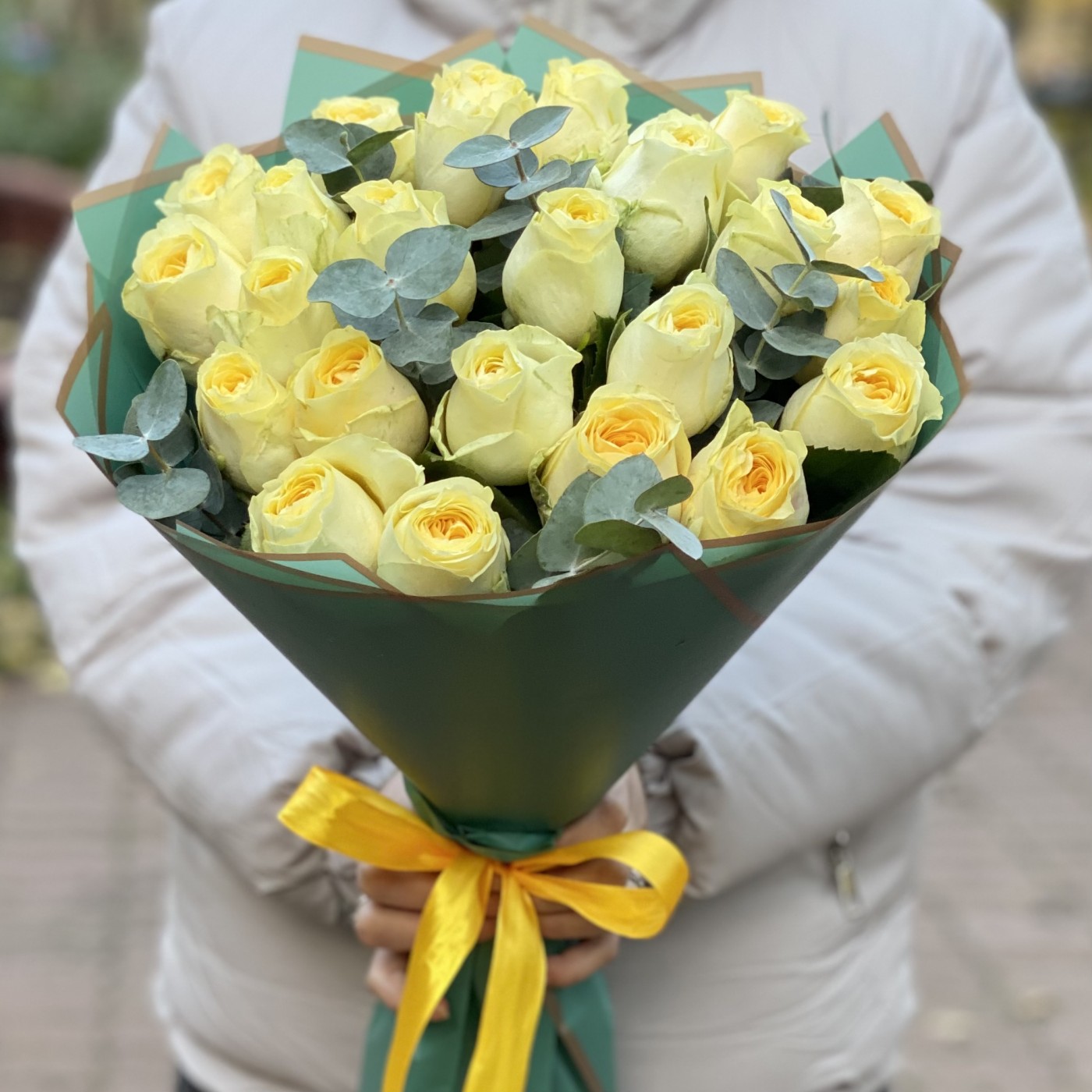 25 роз Баттеркап с эвкалиптом 35 см