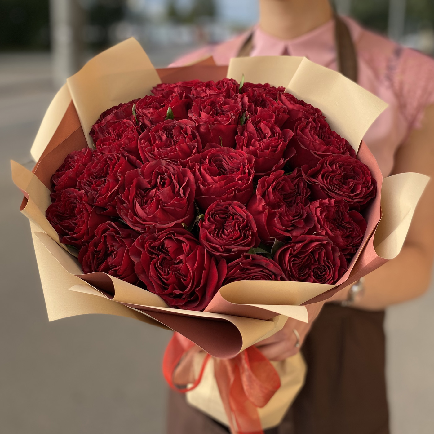 Букет из красных пионовидных роз Mayra’s Red