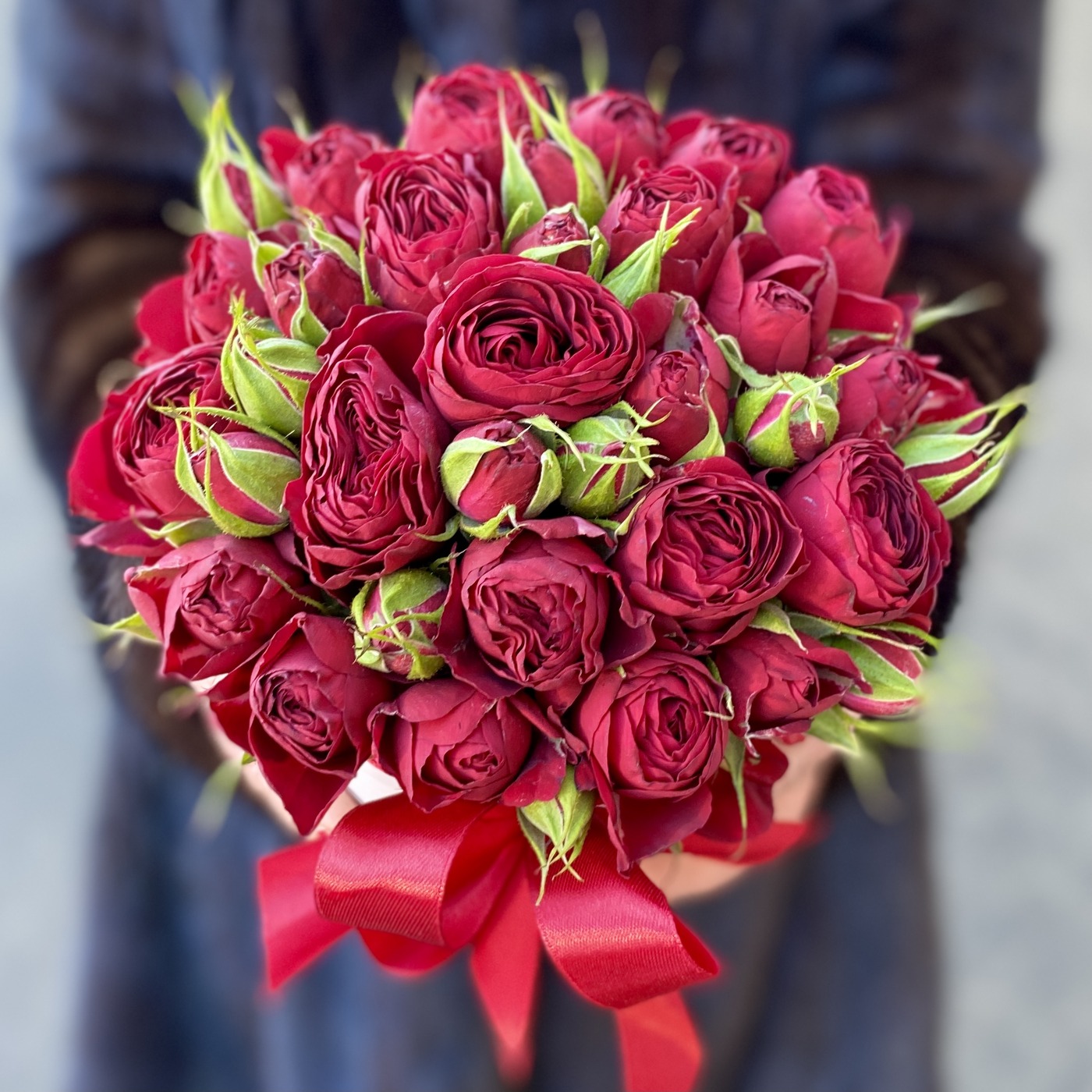 Пионовидные розы Red Lace в коробке