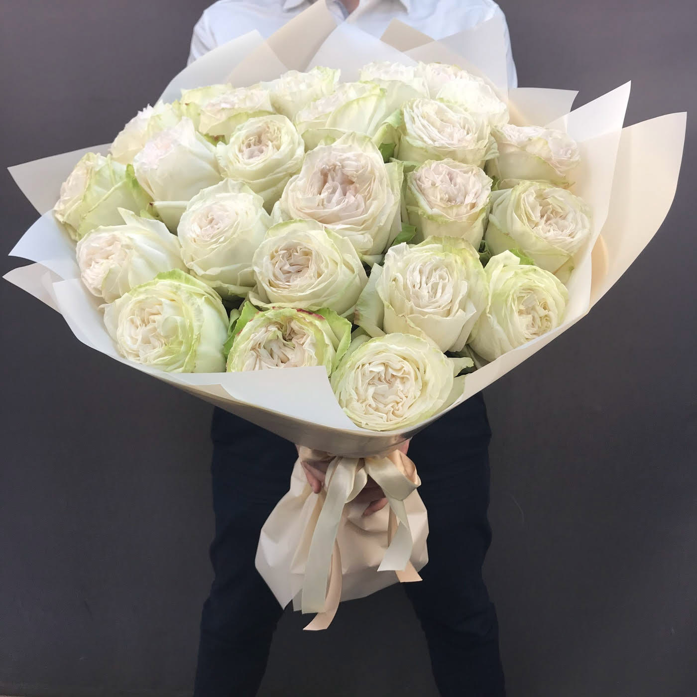 Пионовидная роза White Ohara