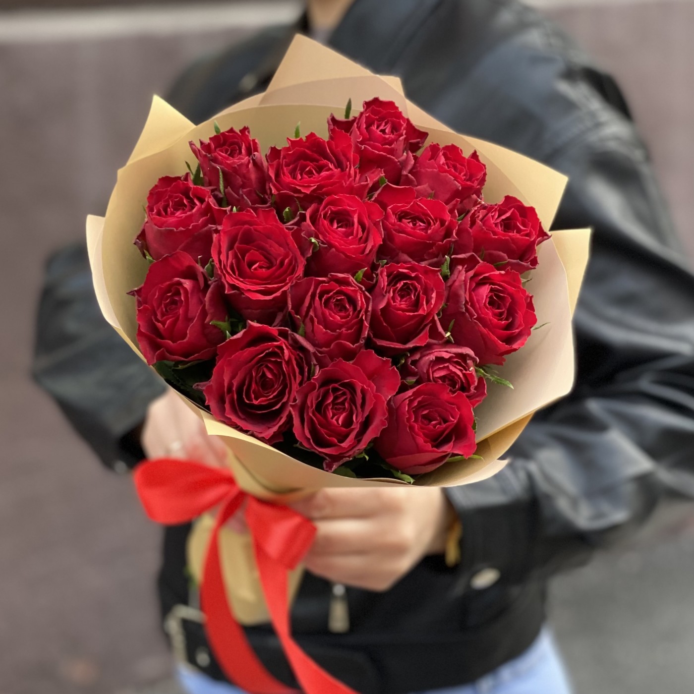 17 красных роз 40 см