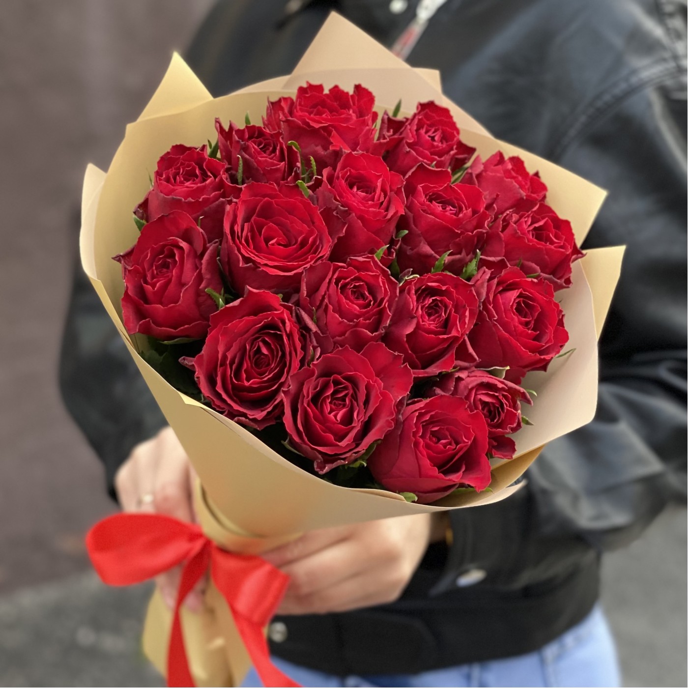 17 красных роз 40 см