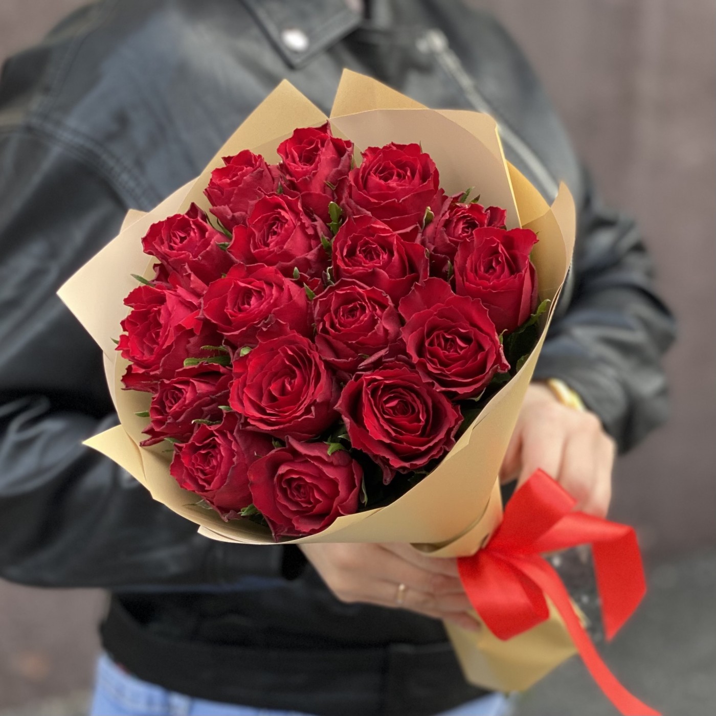 17 красных роз 40 см