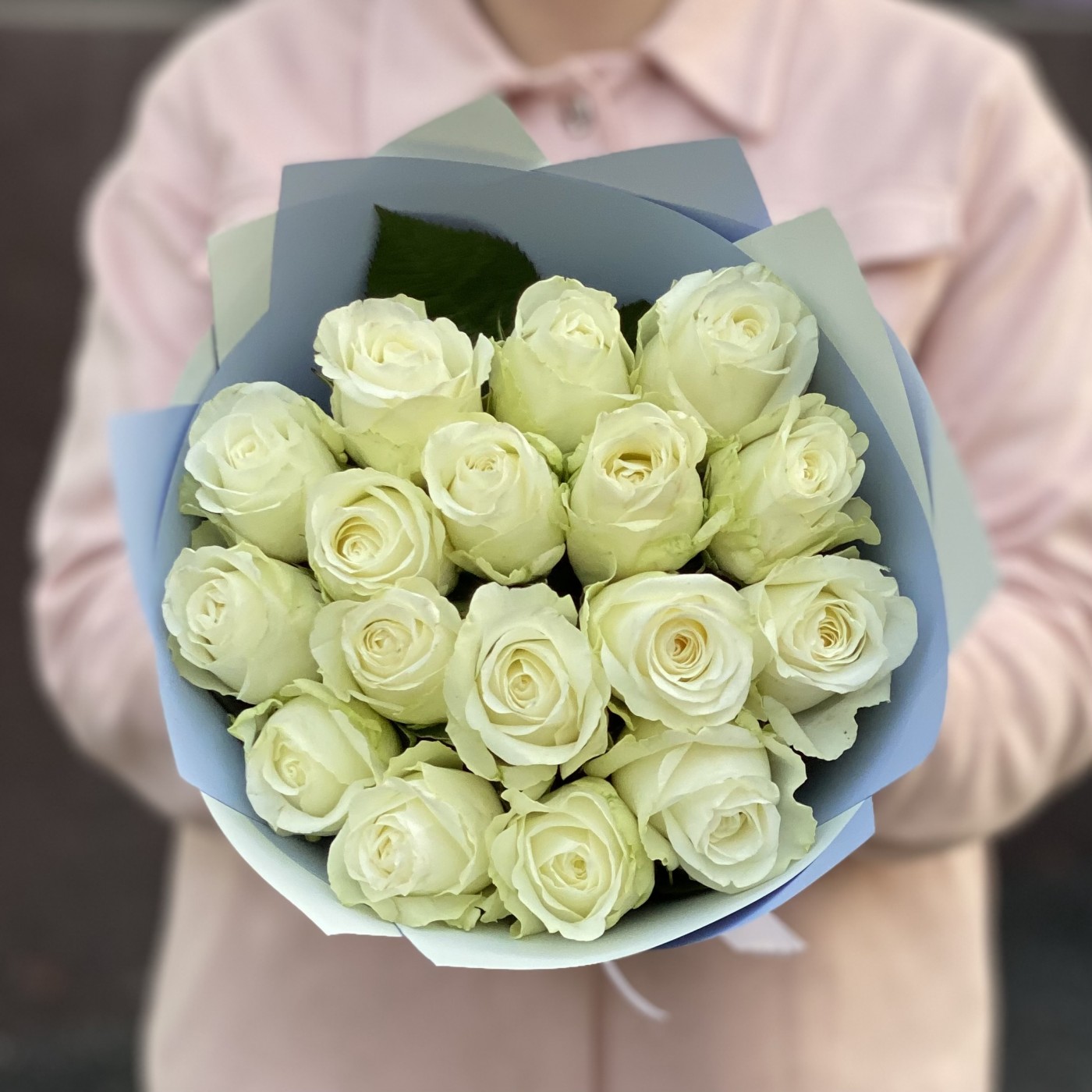 17 крупных белых роз Махе