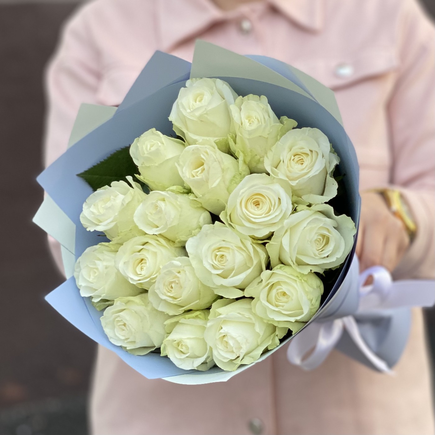 17 крупных белых роз Махе