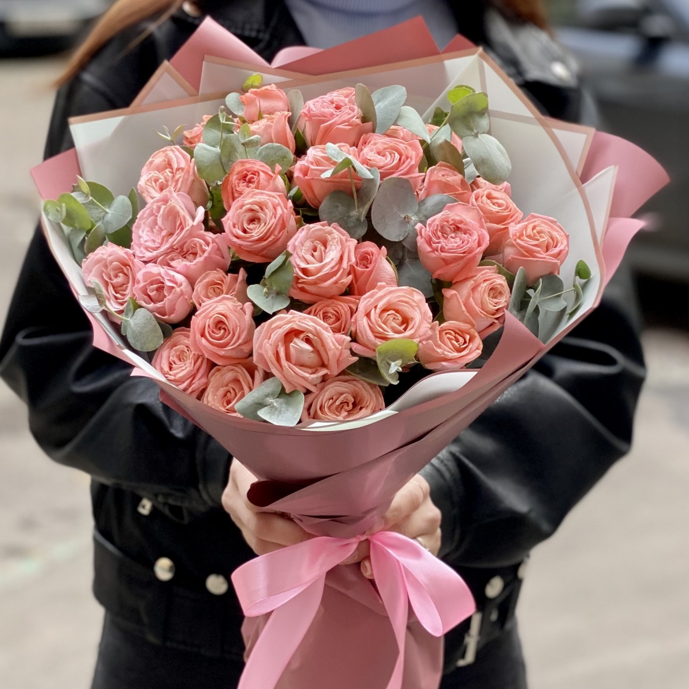 11 коралловых кустовых роз с эвкалиптом