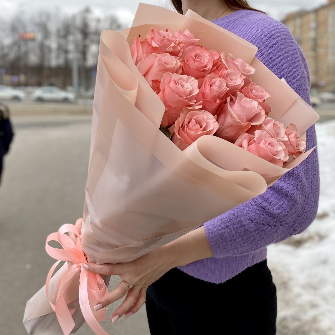 15 нежных роз Би Свит 70 см