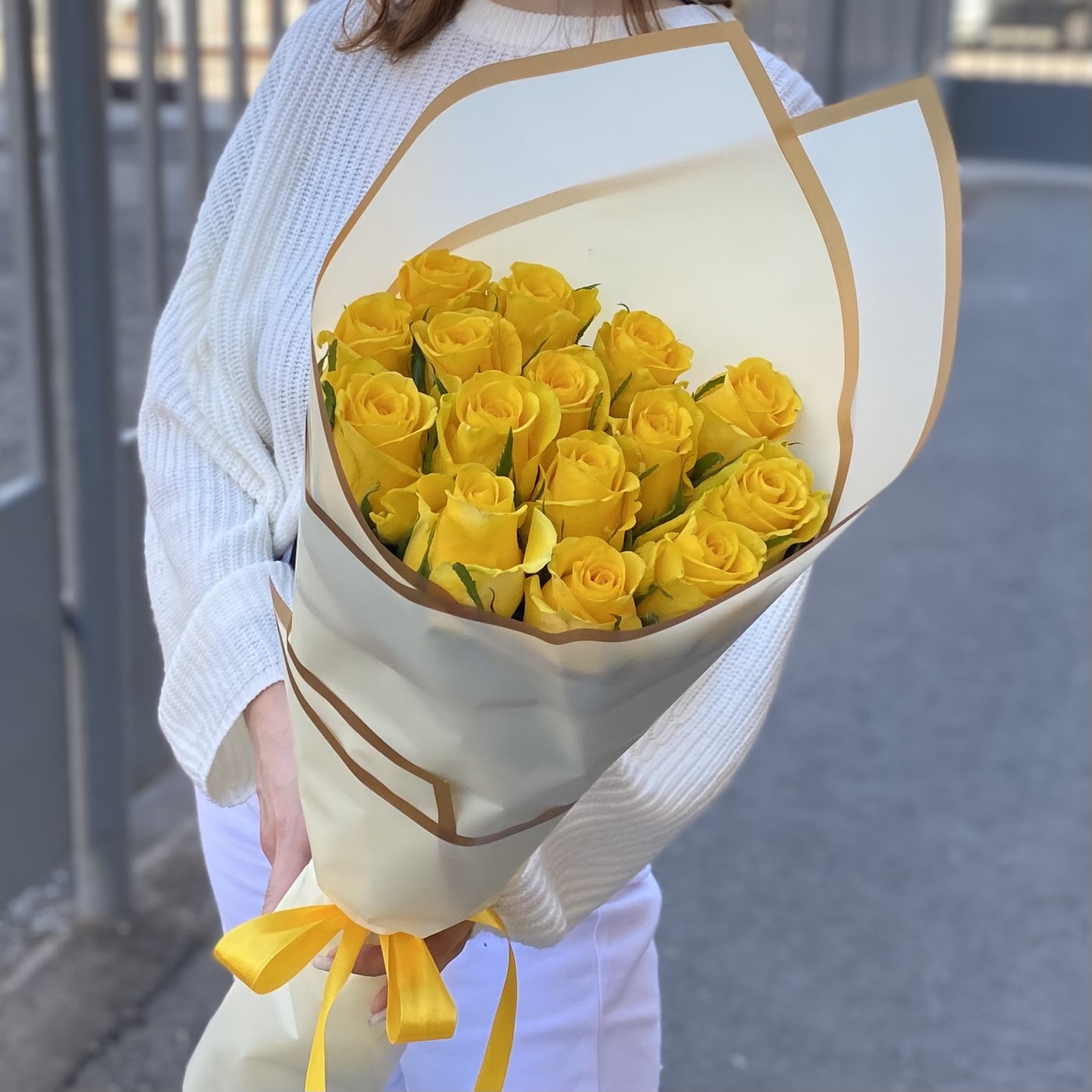 15 роз Хай Еллоу