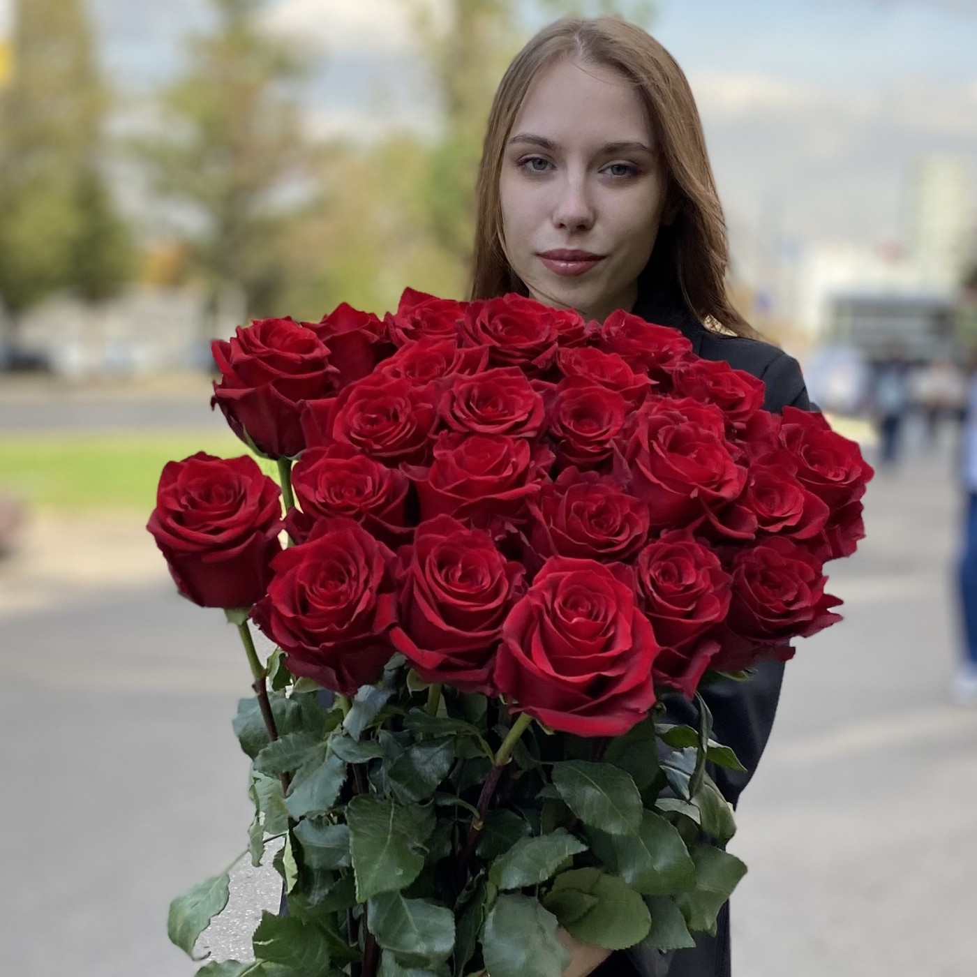 25 ароматных красных роз 130 см