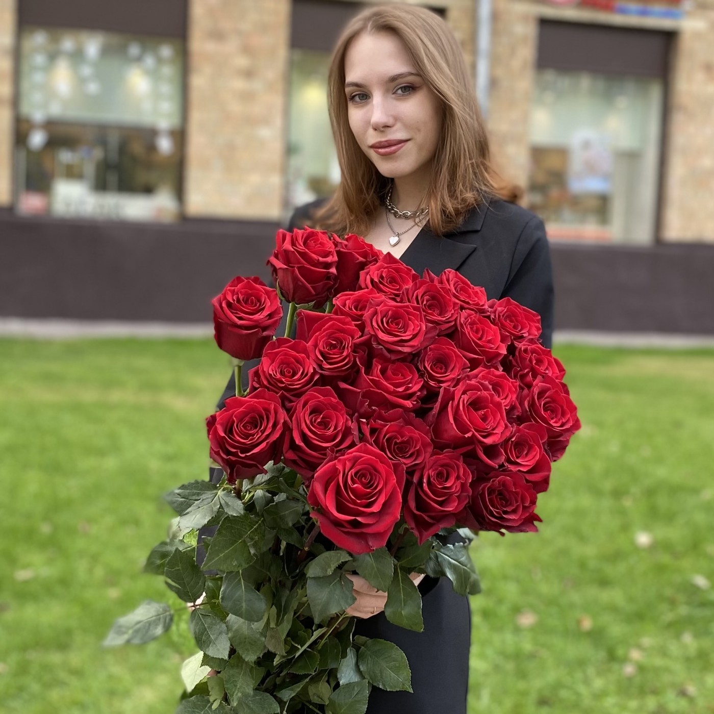 25 ароматных красных роз 130 см