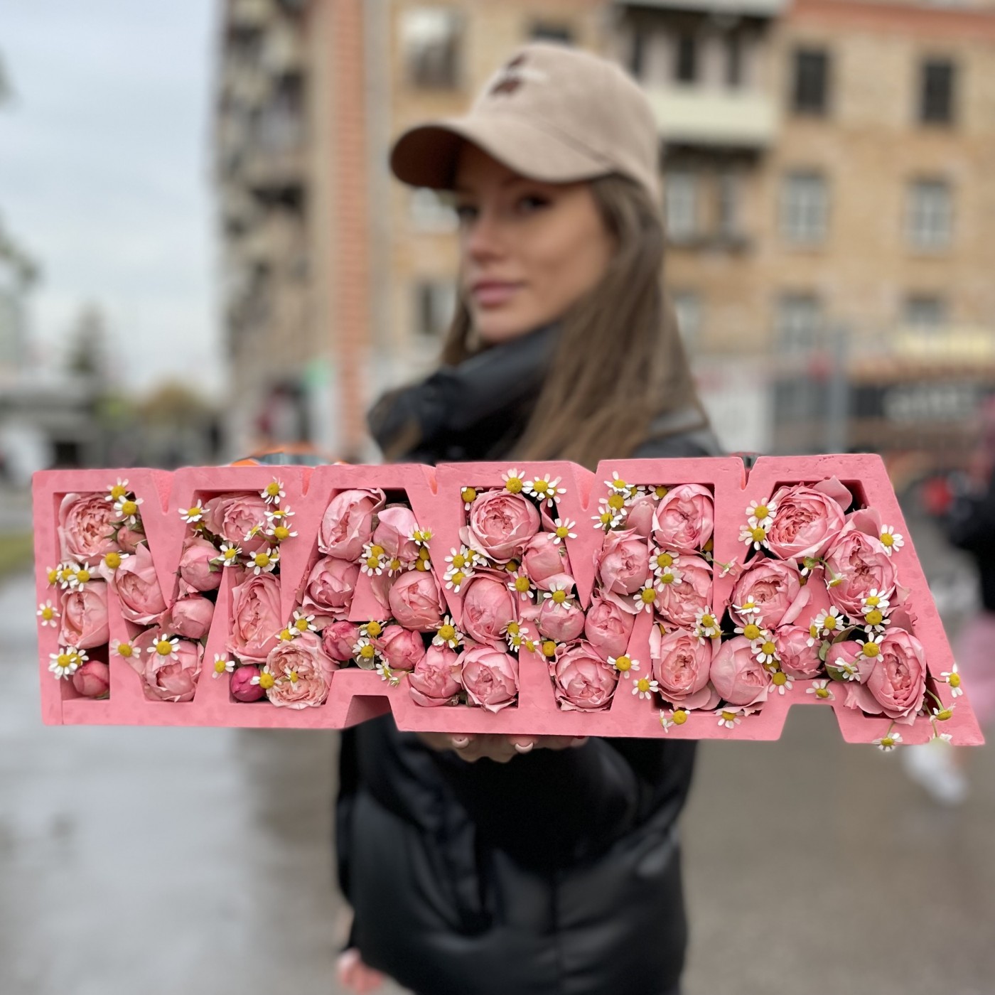 Коробка Мама с пионовидными розами Джульетта и ромашками
