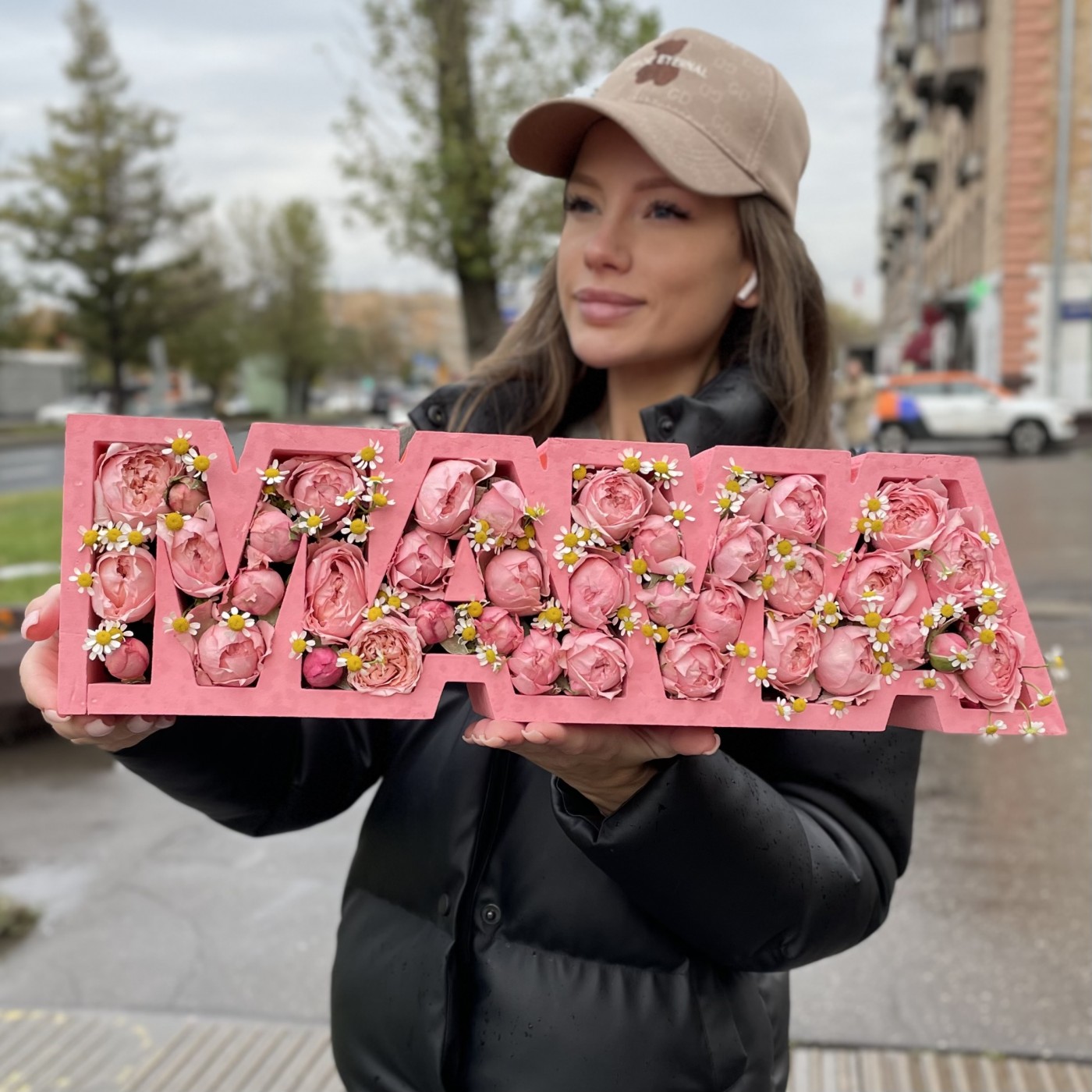 Коробка Мама с пионовидными розами Джульетта и ромашками