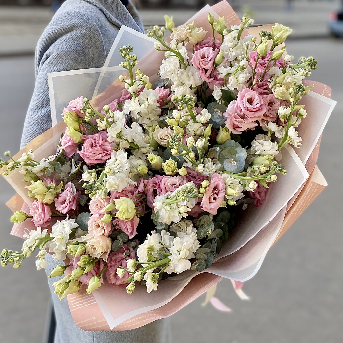 Букет из ароматных маттиол и эустом