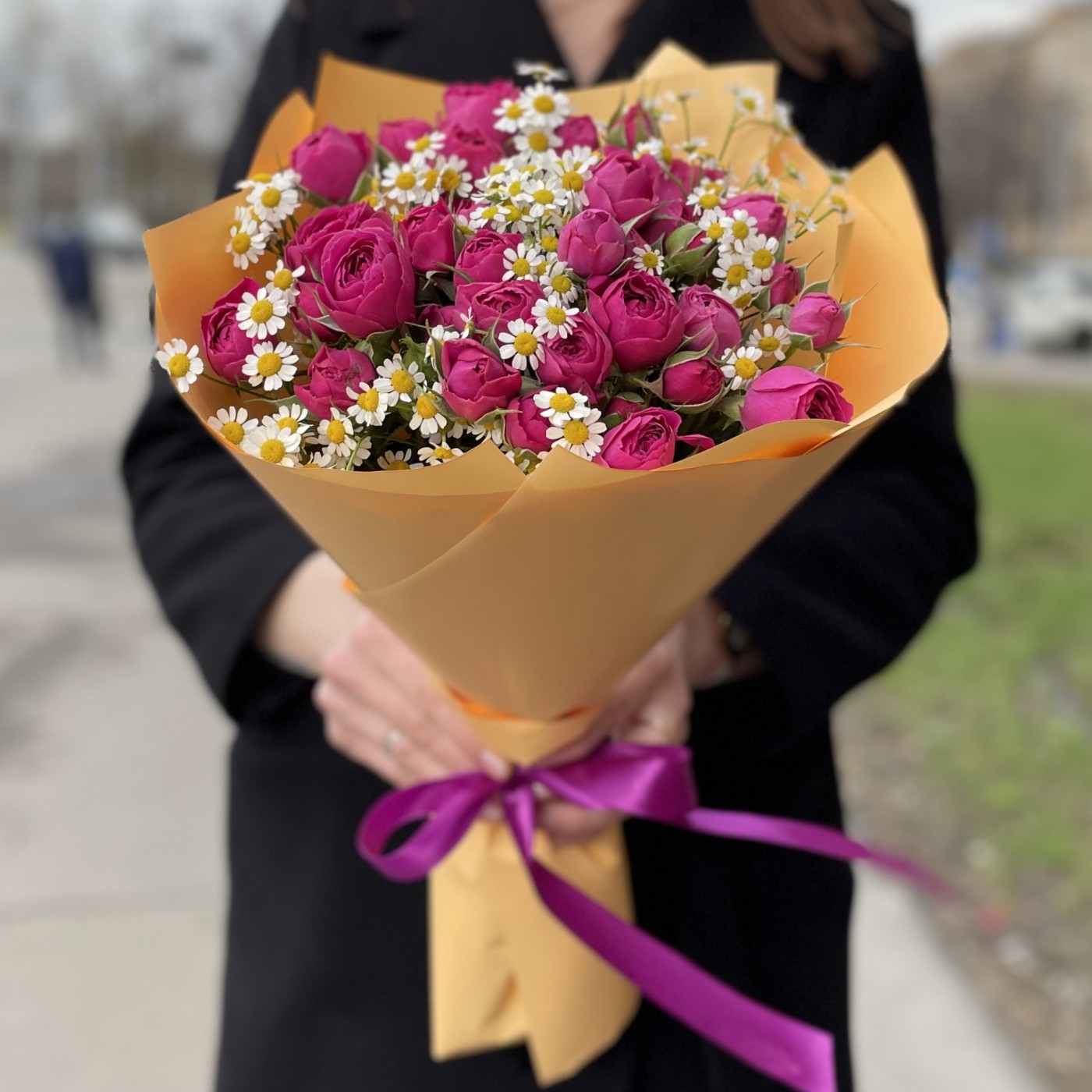 Пионовидные розы Перпл тамбурин с ромашками