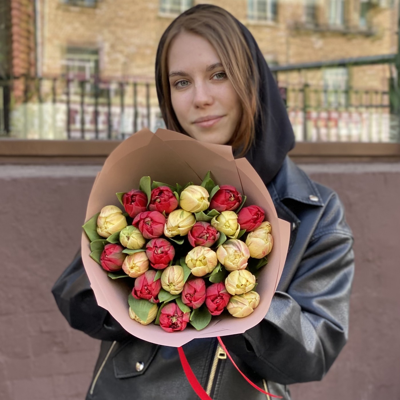 25 красных и кремовых пионовидных тюльпанов