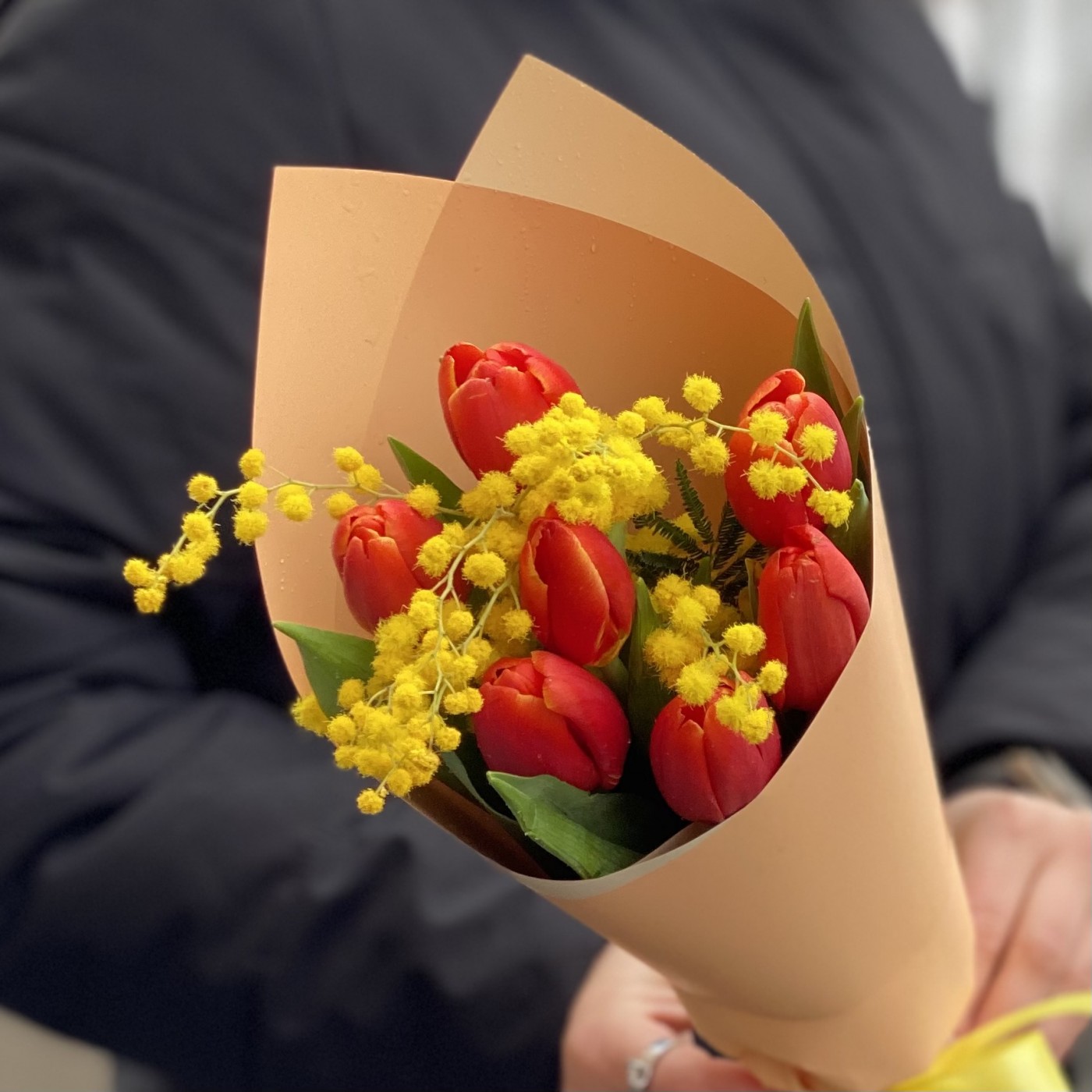 7 красных тюльпанов с мимозой