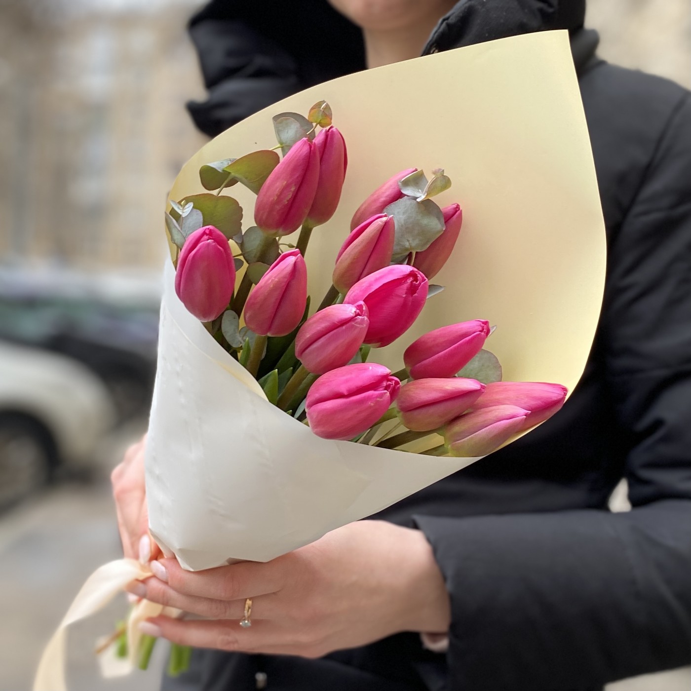 15 розовых тюльпанов с зеленью