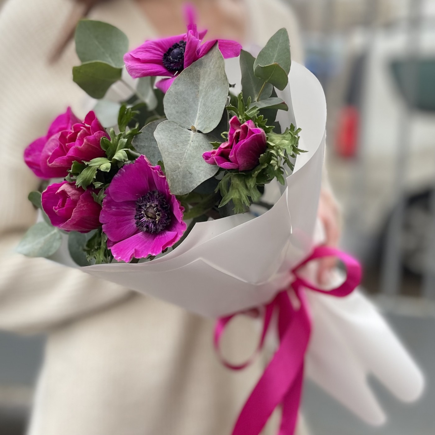 7 малиновых анемонов с эвкалиптом